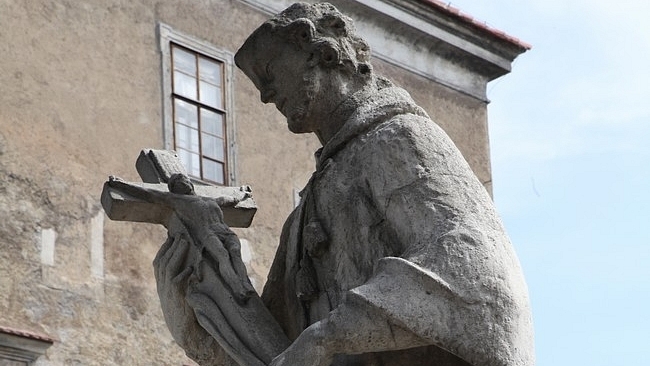 Vláda schválila navrácení majetku církvím