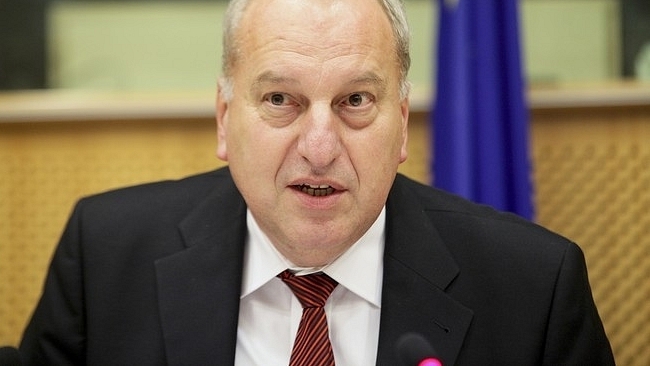 Prezident má stmelovat