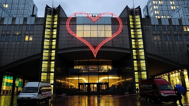 Havlovo Srdce se rozsvítilo na budově Evropského parlamentu