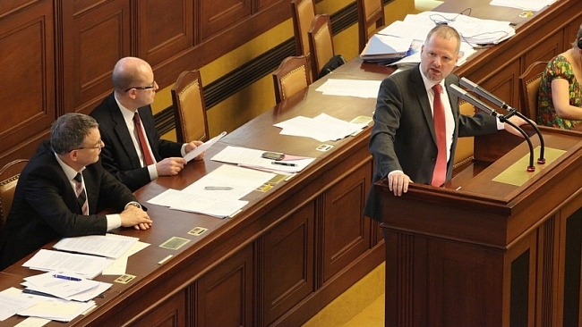 Premiér Sobotka na interpelaci Petra Fialy otevřeně přiznal výměnu Jourové za zvýšení minimální mzdy