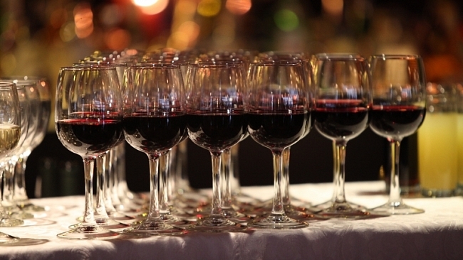 Plošný zákaz stáčení vína ze sudů poškozuje malé vinaře