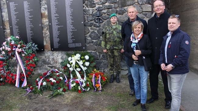Odhalení pamětních desek připomínajících oběti bombardování Ústí nad Labem v dubnu 1945