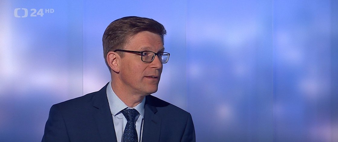 Události, komentáře ČT24: Autonomní řízení nesmí brzdit legislativa, říká ministr dopravy Martin Kupka