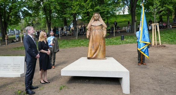 Premiér Fiala se zúčastnil v Brně slavnostního odhalení sochy Marie Restituty Kafkové