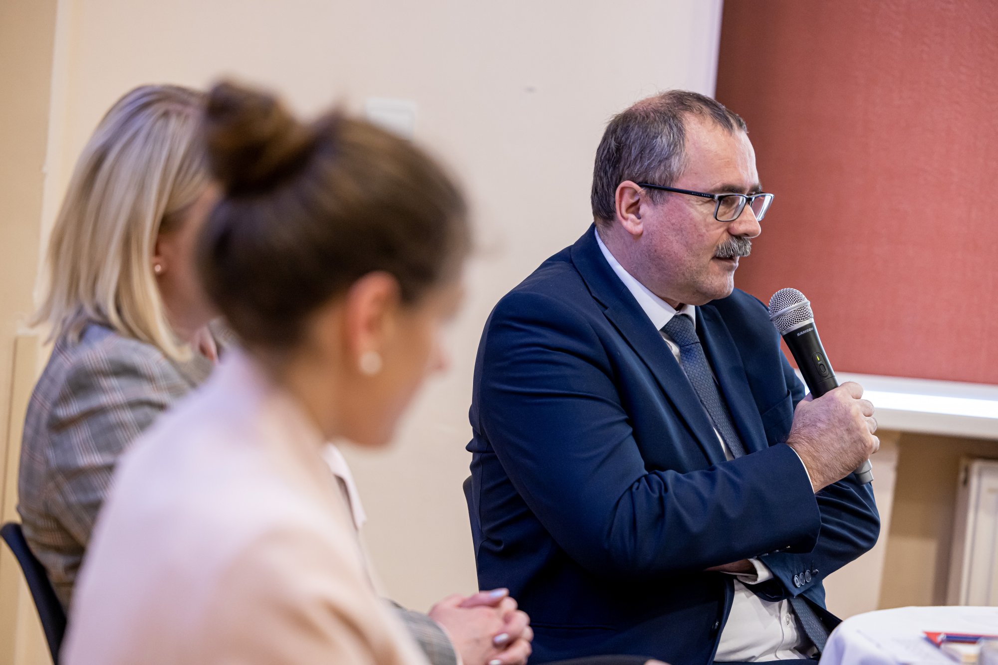ČRo Plus: Měli by policisté brát stejně jako vojáci?
