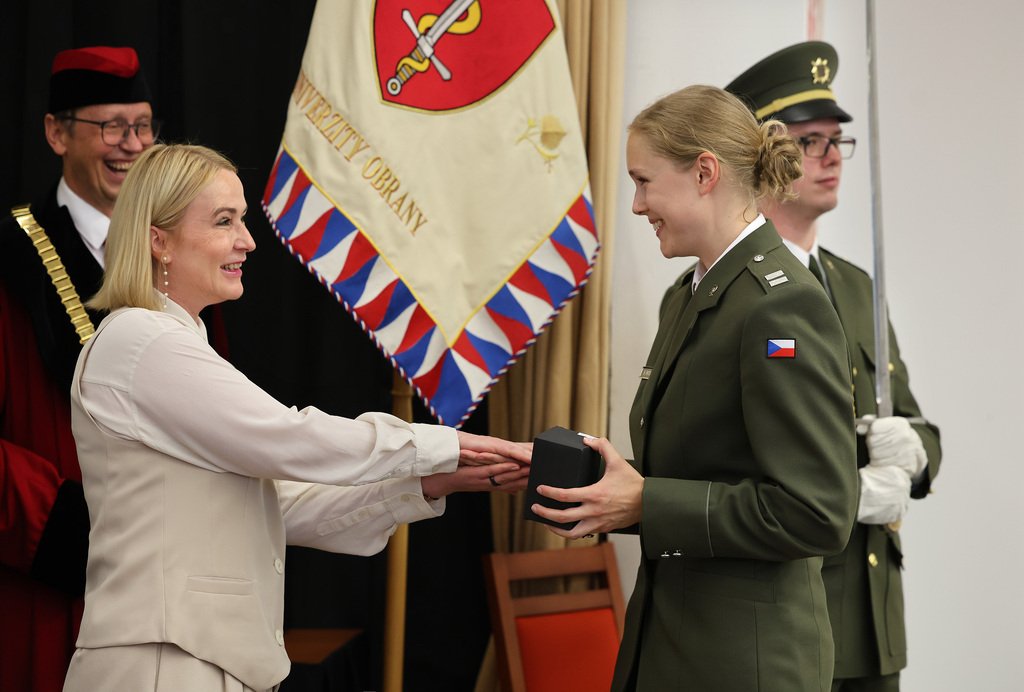 Čerstvým vojenským lékařům a záchranářům přijela poblahopřát i ministryně obrany Jana Černochová