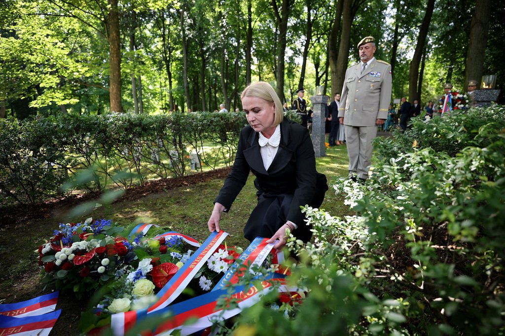 Ministryně obrany se na hřbitově v Ďáblicích poklonila památce obětí rudého teroru