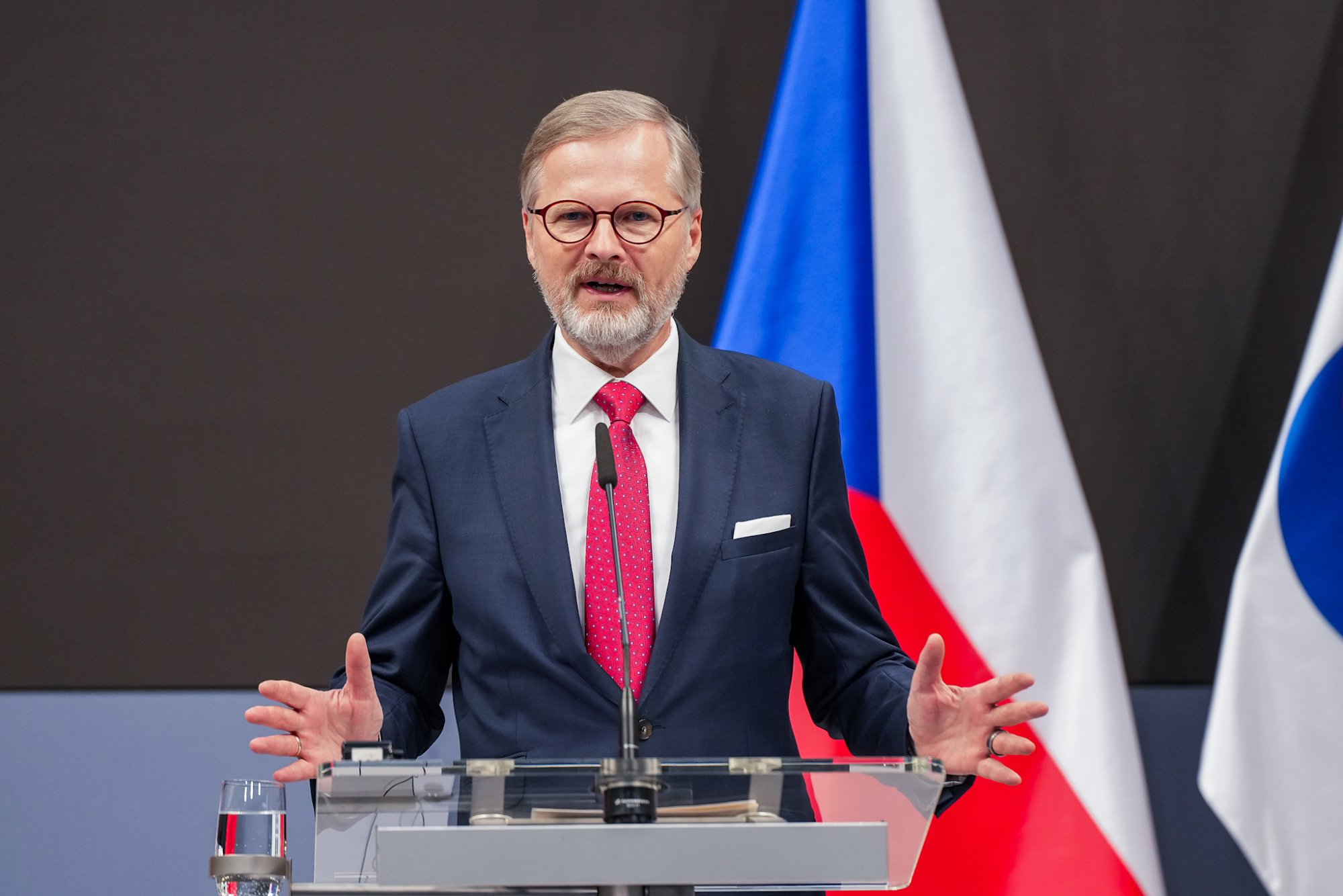 „Z toho mi běhá mráz po zádech.“ Premiér Petr Fiala se v debatě Deníku pustil do stran, které chtějí opustit NATO i EU
