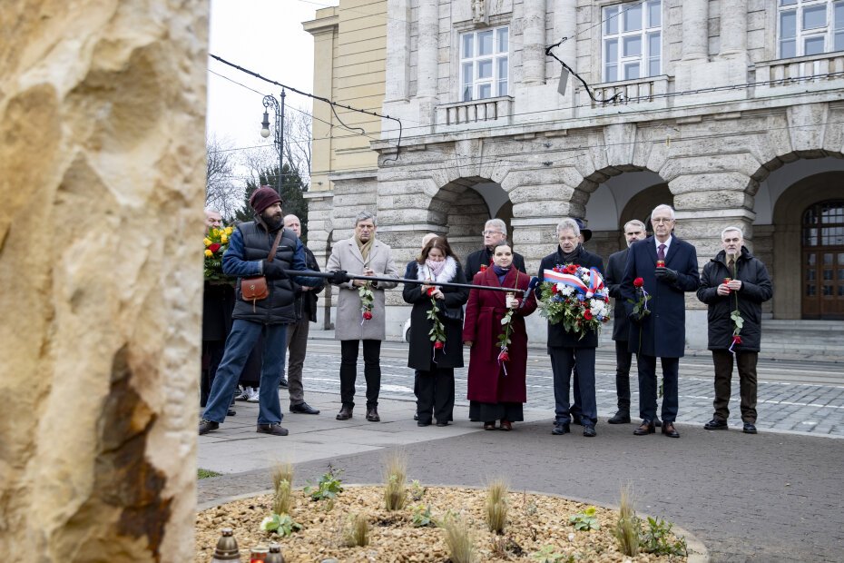 Na tragickou střelbu na filozofické fakultě nesmíme zapomenout, řekl Miloš Vystrčil