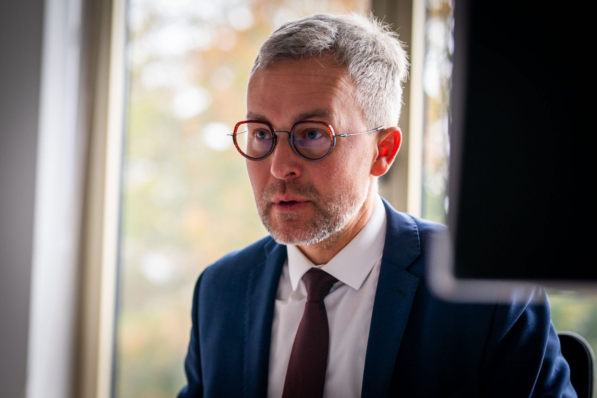 Babiš si před volbami hrál na mírotvůrce a diplomata, teď má možnost to dokázat. Glóbus je dobrý začátek