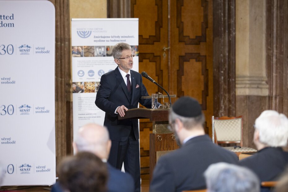 Svět založený na pravidlech snižuje riziko konfliktů, řekl Miloš Vystrčil při připomínce obětí holocaustu