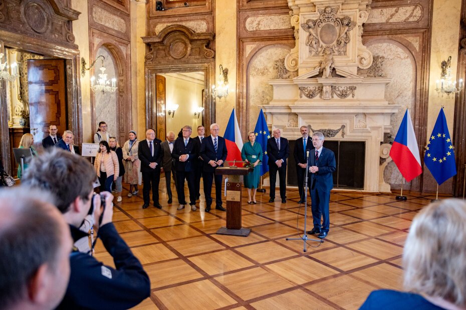 Senátní oslavy Dne vítězství: Den otevřených dveří přilákal přes pět tisíc návštěvníků, senátoři uctili památku obětí války pietními akty