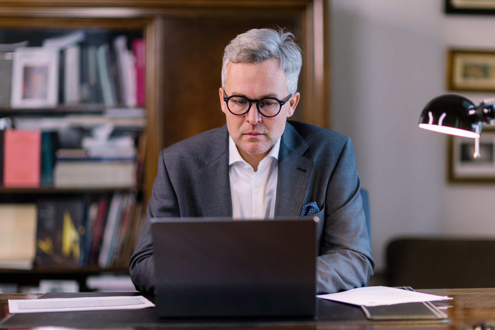 Evropský týdeník Ondřeje Krutílka: Hra o evropská auta, bezpečnost i soukromí