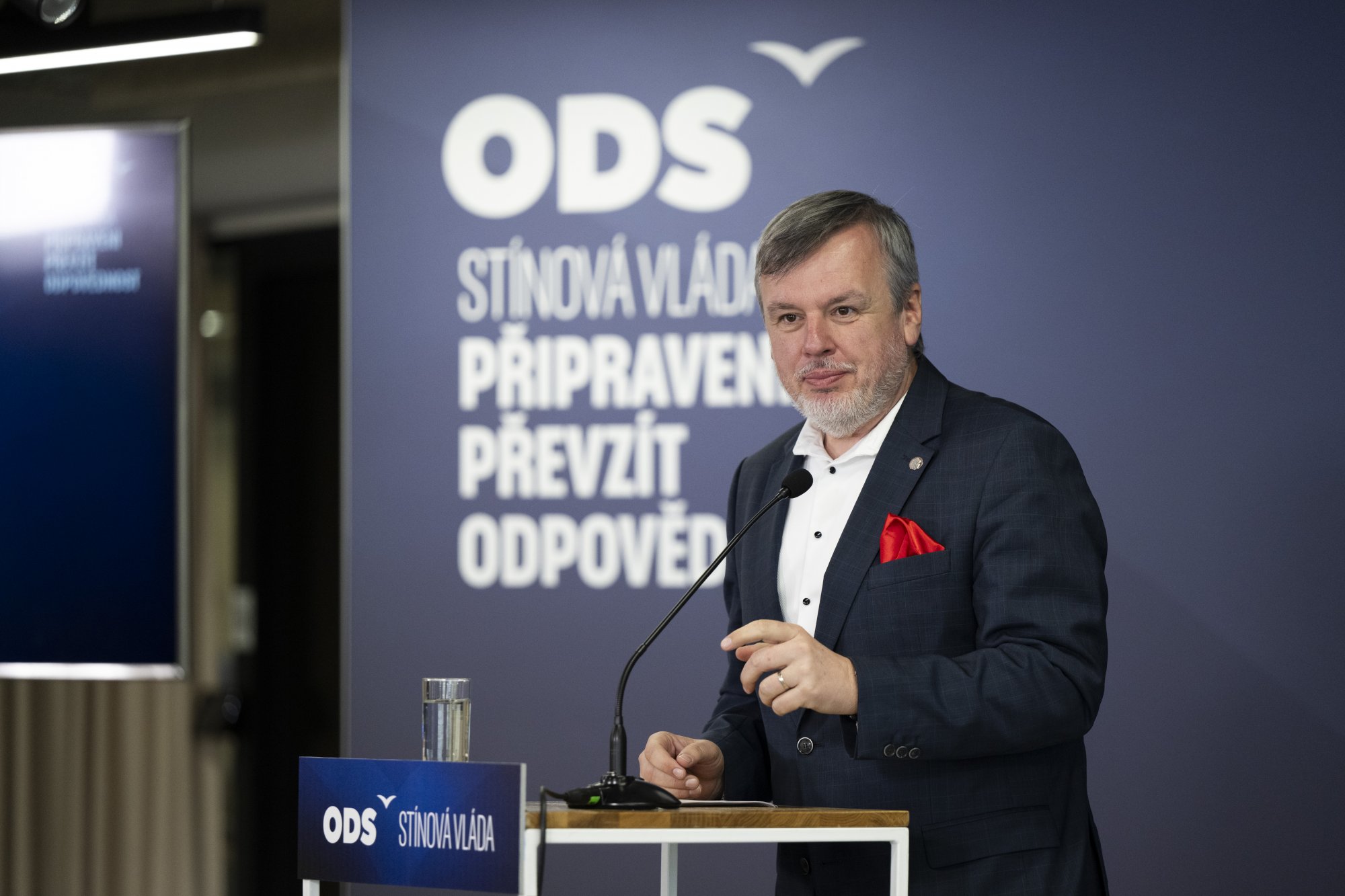Vláda rozdělila stovky miliard z emisních povolenek. Na připomínky pouhých pět dnů a bez analýz