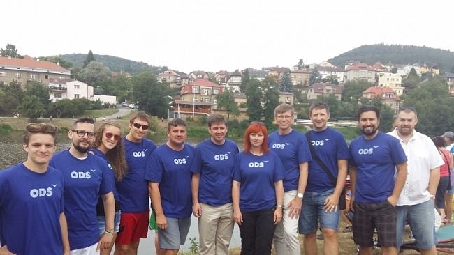 Tým Modří ptáci bojoval v závodech Dračích lodí Berounský drak 2016
