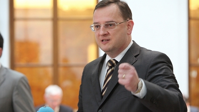 Politickou odpovědnost za rozhodnutí o půjčce MMF musí nést vláda 