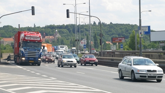 Šikana na hranicích pokračuje, dopravci hlásí ztráty