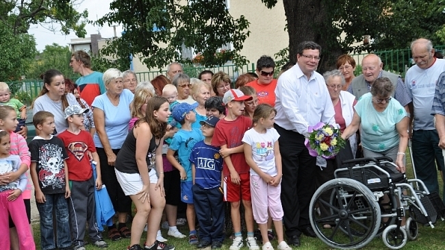 Senátor zakoupil zdravotně handicapovaným lidem ve Štětí invalidní vozík