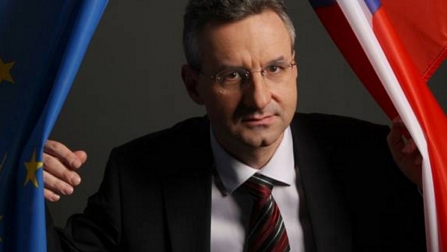 Snahy přepisovat dějiny tu budou, Česko potřebuje ochranu