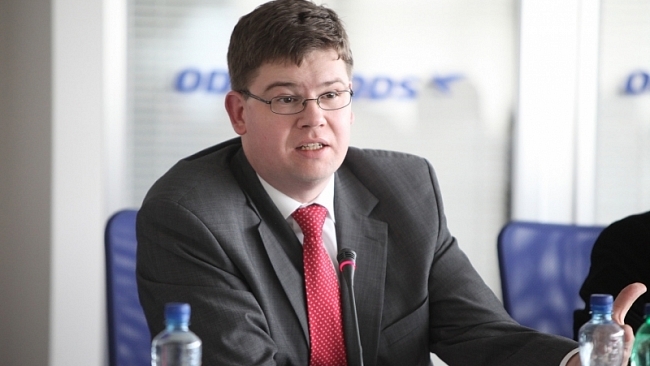 Kolik peněz chcete ročně investovat z krajských financí do oprav a údržby silnic v kraji a kolik do jejich rozvoje? 