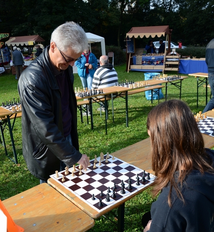Šachová simultánka Jana Mazucha na polabinské pouti