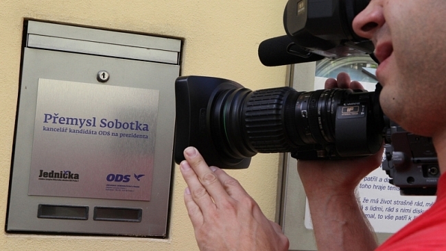 Práce poslance v bezpečnostním výboru a novináře není slučitelná