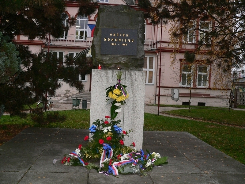 17. listopad Den boje za demokracii a svobodu - kladení věnců Vyškov