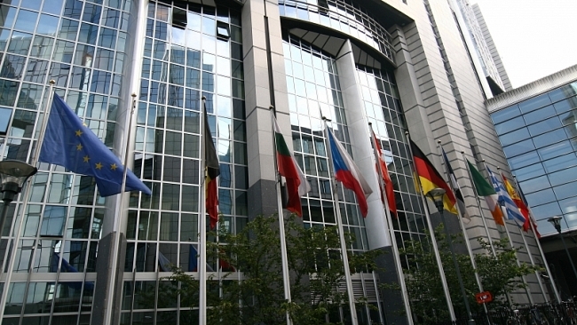Místo vydírání členských států musí Evropský parlament začít šetřit