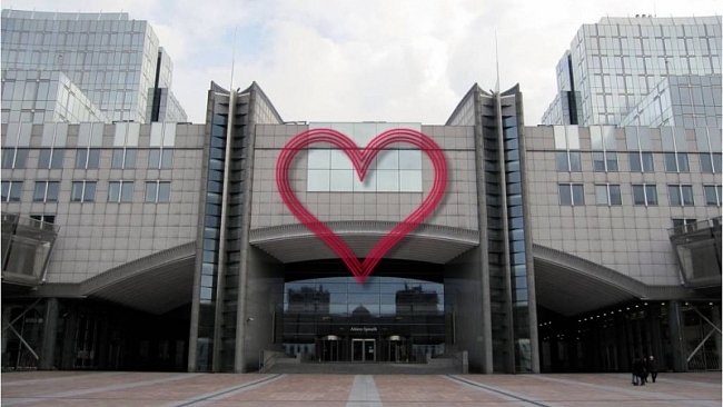 „Neónové srdce v Bruselu? Velké byrokratické dobrodružství!“