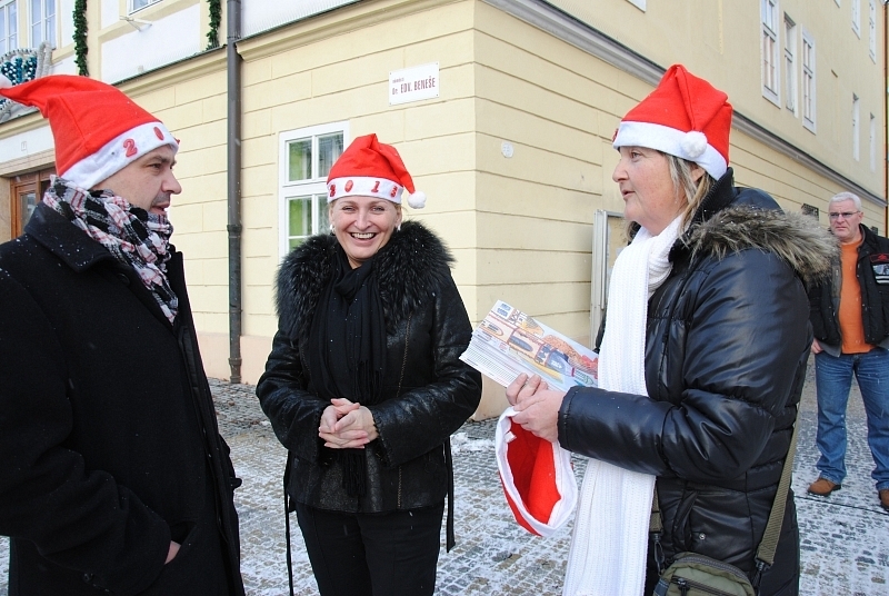 Místostarostka Dana Jurštaková pomáhala rozlévat polévku na charitativním adventu