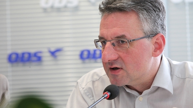 ODS by neměla podpořit Schwarzenberga ani Zemana