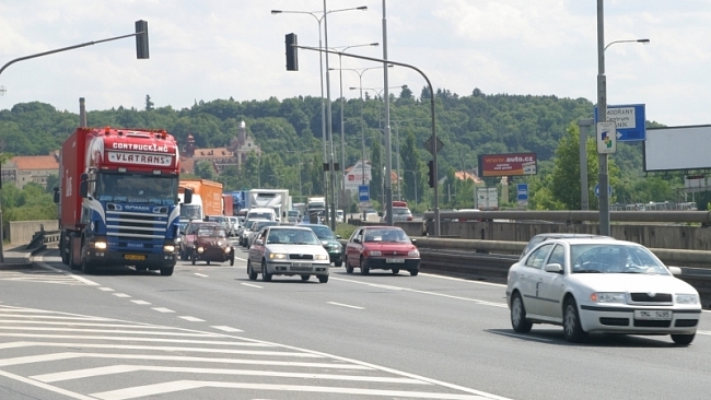 Automobily budou tišší, průmysl regulaci přežije