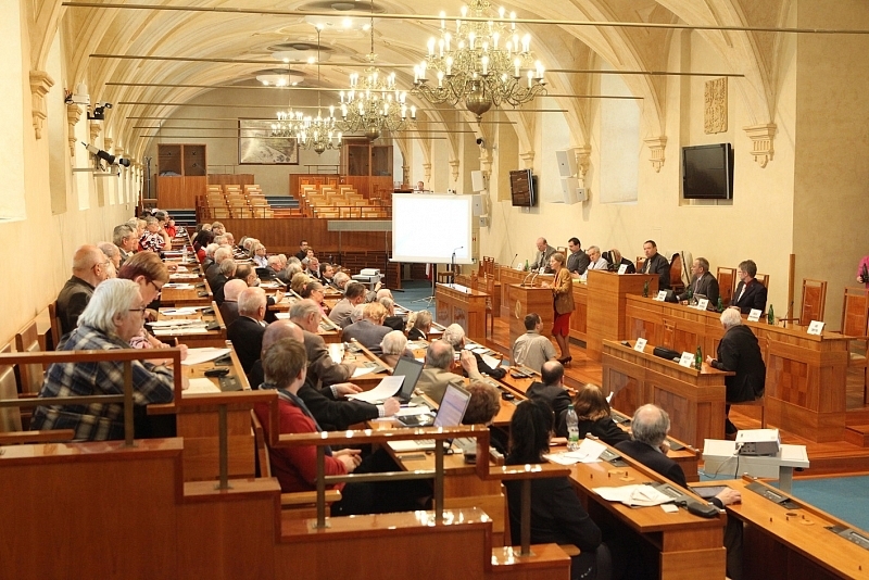 Umírá Ústav pro studium totalitních režimů?