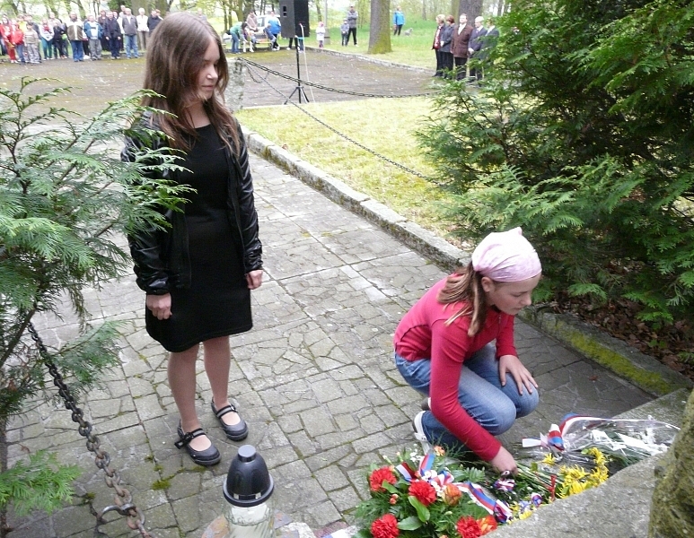 Pietní akt v " Háji Umučených " ve Stodě