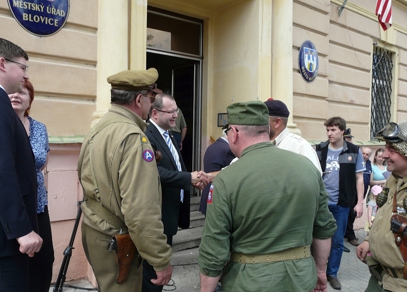 Poslanci Pospíšil a Papež na Oslavách osvobození v Blovicích