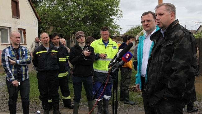 Ministr zemědělství Petr Bendl navštívil zatopené Zálezlice    
 