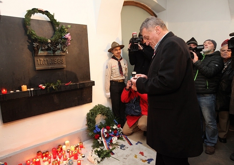 Zákonodárci za ODS společně položili věnec u památníku 17. listopadu