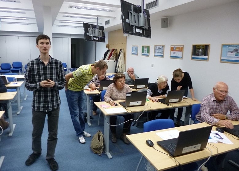 Senioři se naučili ovládat počítač a seznámili se s prostředím internetu