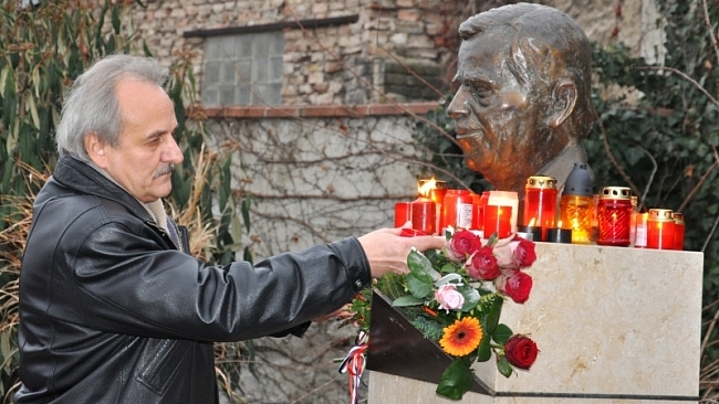 V parku zhruba stovka lidí uctila památku Václava Havla