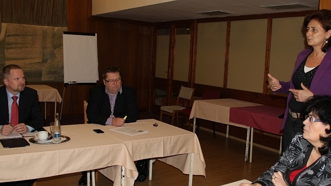 Profesor Petr Fiala nalákal v Třebíči plný sál zájemců