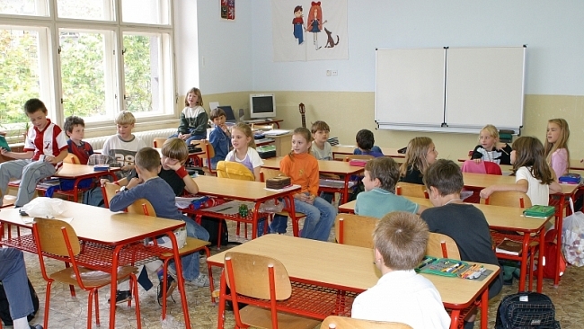 Školy kolem Prahy a velkých měst praskají ve švech. Kam budou děti chodit?