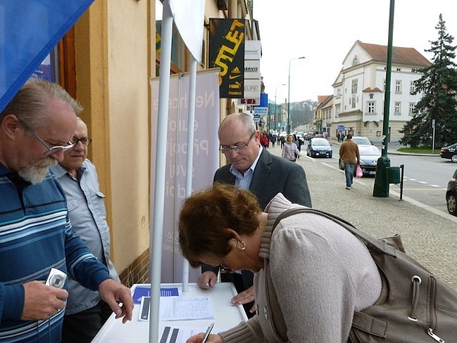Fotoreportáž z kampaně "Petice pro korunu" v Třebíči