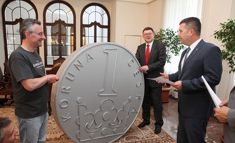 Petici pro korunu vlastnoručně podepsalo 42 380 lidí. Sněmovna ji slíbila projednat