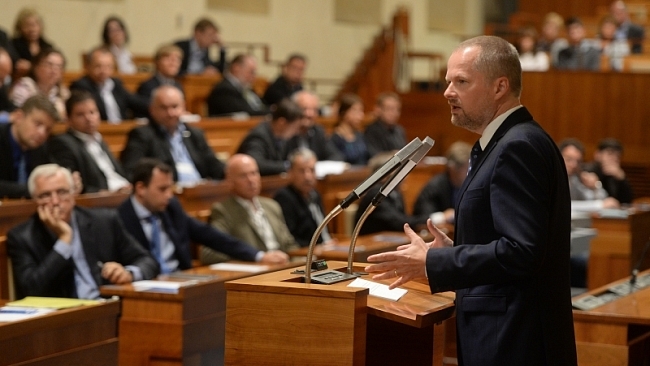 Pan premiér by měl přestat hrát s občany ČR hru na schovávanou