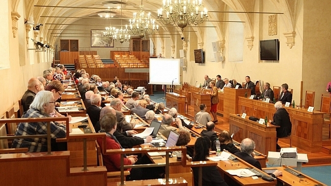 Novelu stavebního zákona projednají odborníci v Senátu