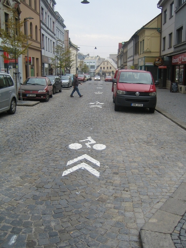 Rudá cyklostezska kolem kostela rovnou do nebe