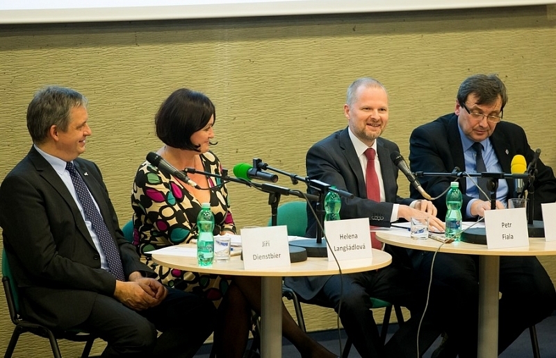 Fotogalerie: Petr Fiala na debatě se studenty VŠE o migrační krizi