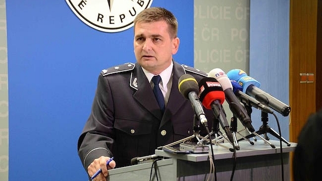 Kdo jiný než bývalý policajt zaručí na kraji pořádek.