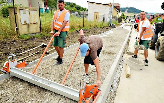 Králův Dvůr investuje do chodníků miliony