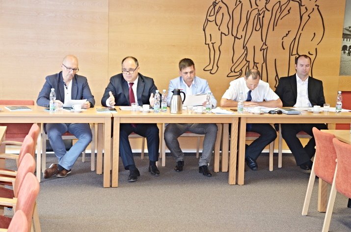 Pokračování výstavby dálnice D11 běží podle plánu.